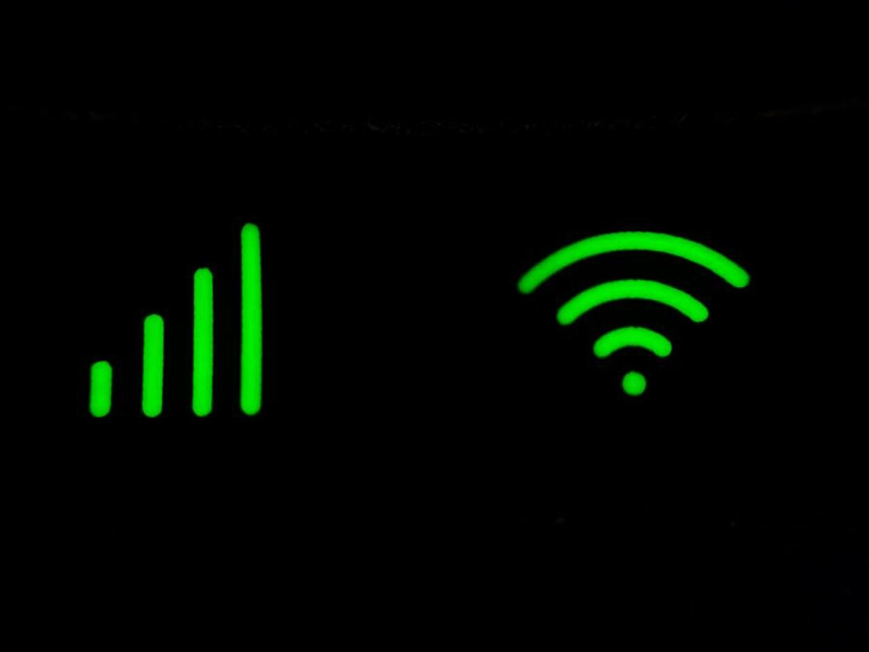 Green and black Wi-Fi and cellular signals symbols.