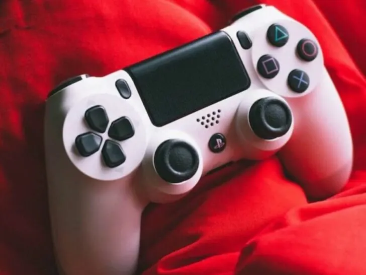 Hørehæmmet mytologi tørst PS4 Controller's Yellow Light (What it Means and How to Fix it!) – Automate  Your Life