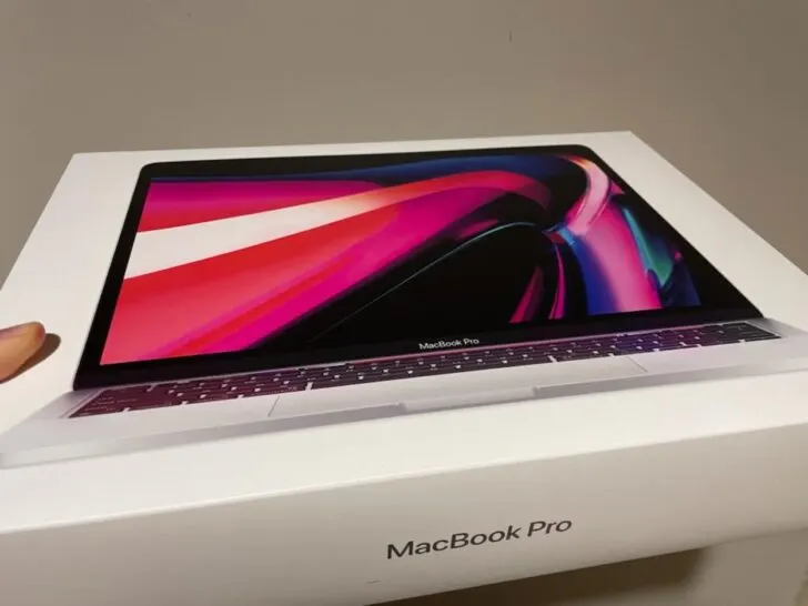 A person holding the box of MacBook Pro