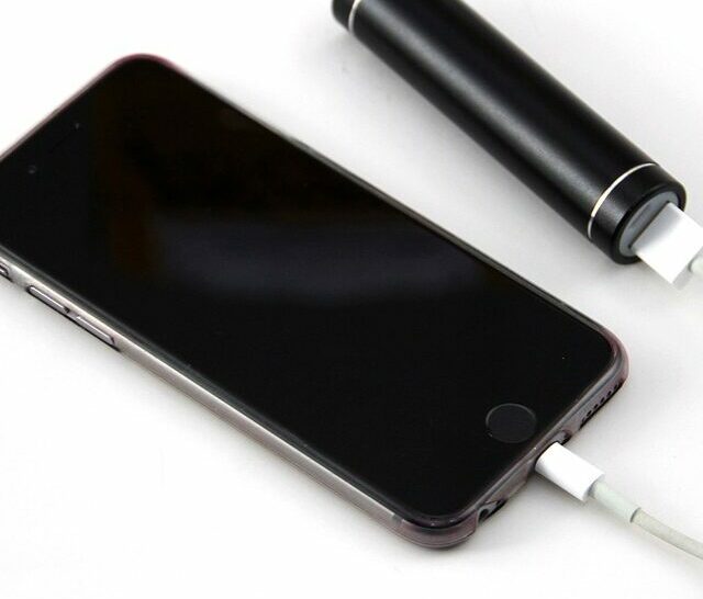 cropped-Iphone-Charging-with-power-bank.jpg