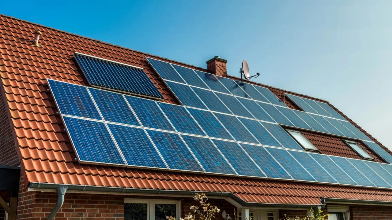 Homeowner s 14 Solar Panels Show How Residential Energy Independence Is homeowner-s-14-solar-panels-show-how-residential-energy-independence-is
